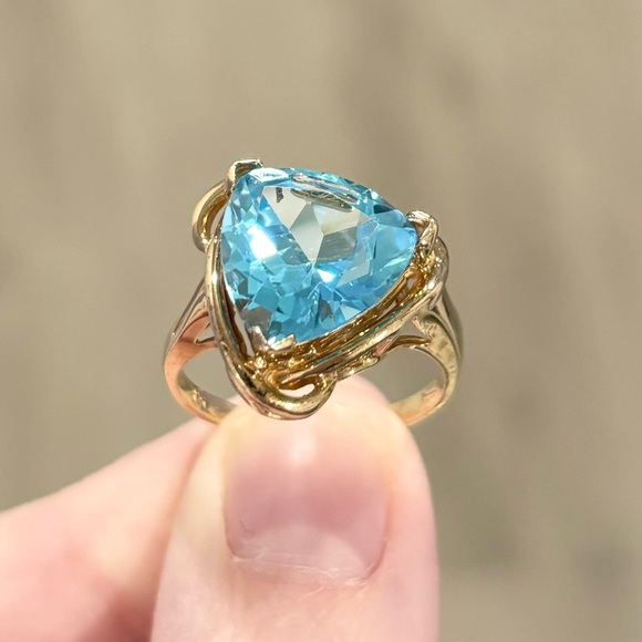 14K Large Swiss Blue Topaz 5 Carat Trillion vintage style solid yellow gold ring - Picture 3 of 13
